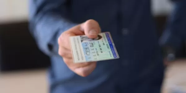 Fraude documentaire : les clés pour identifier les faux documents et protéger les collectivités